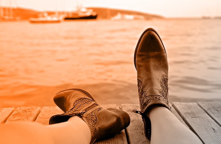 Die Schuhtrends für Frühjahr und Sommer 2023: Von bequemen Ballerinas bis hin zu bunten Sneakern