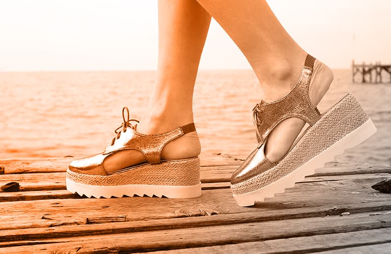 Bunt, Bequem und Elegant: Die Schuhtrends des Sommers 2022