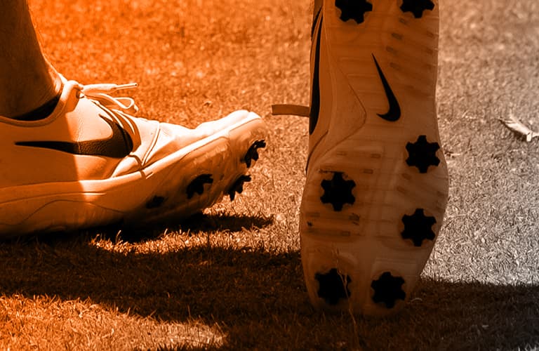 Tiger Woods trägt plötzlich andere Schuhe