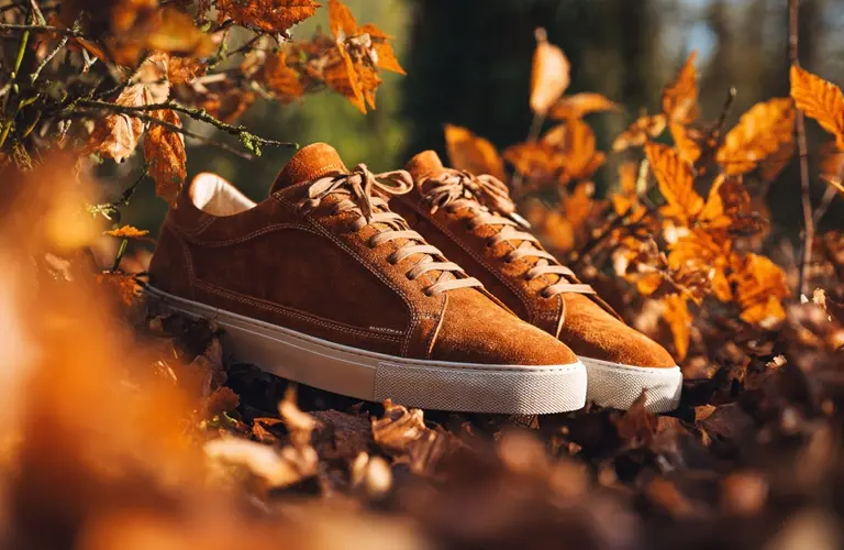 Sneakers aus Veloursleder – Herbsttrend 2025